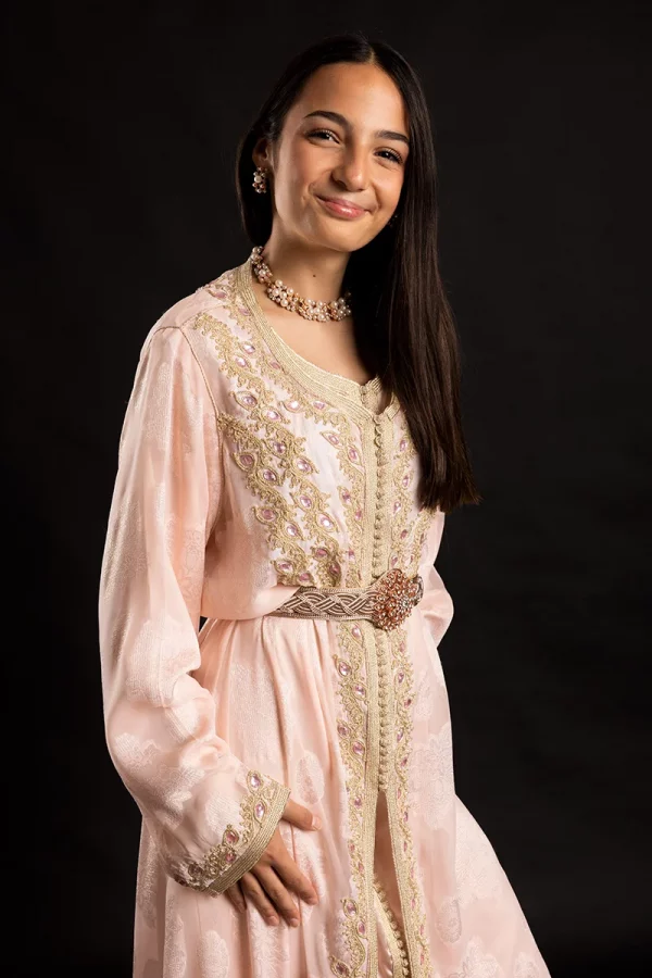Caftan Rubis - Brodé de fil d'or et de perles roses