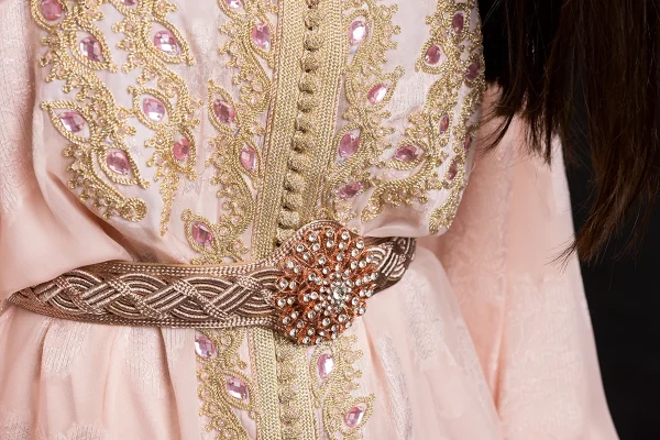 Caftan Rubis - Brodé de fil d'or et de perles roses