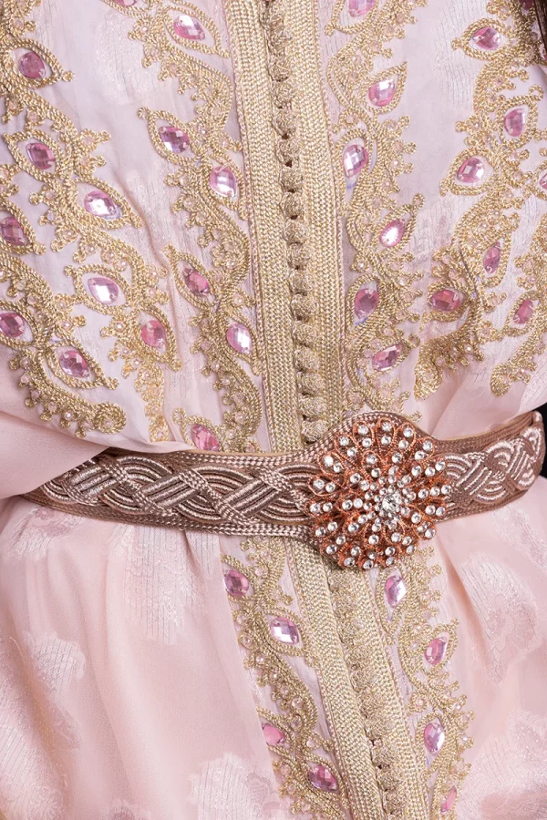Caftan Rubis - Brodé de fil d'or et de perles roses
