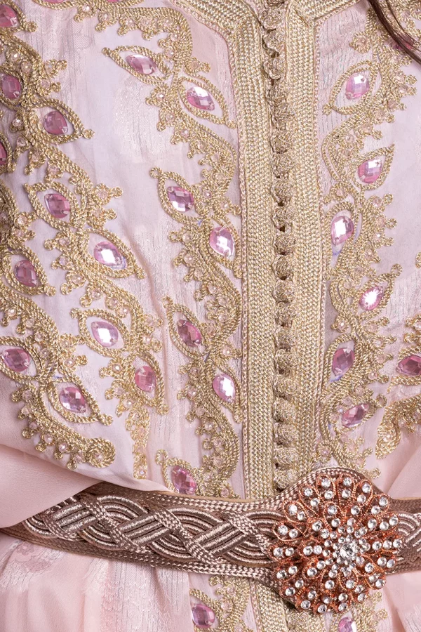 Caftan Rubis - Brodé de fil d'or et de perles roses