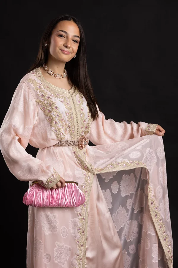 Caftan Rubis - Brodé de fil d'or et de perles roses