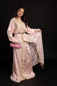 Caftan Rubis - Brodé de fil d'or et de perles roses