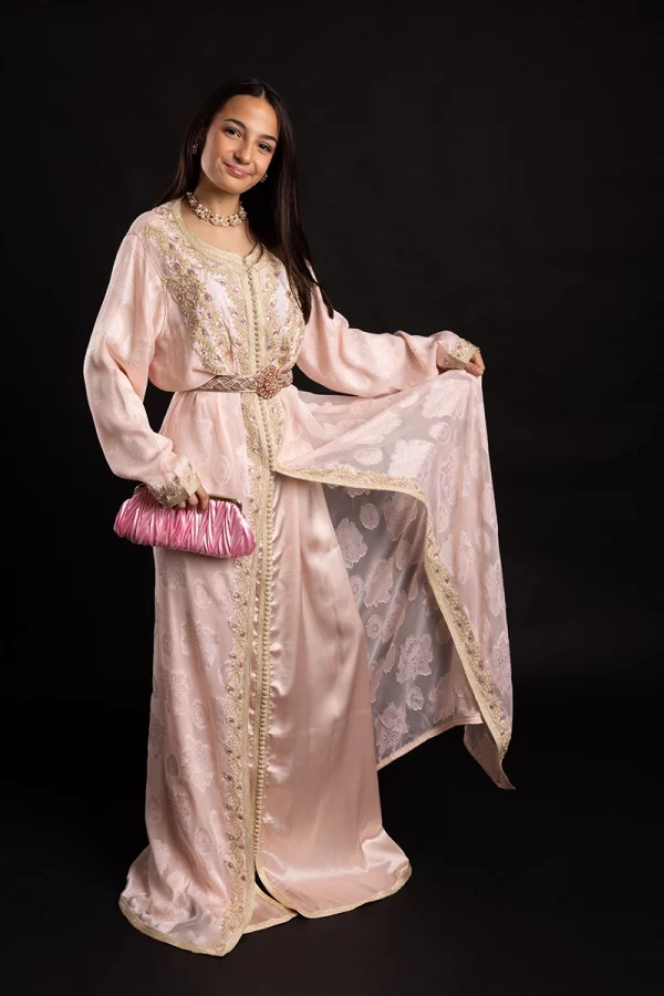 Caftan Rubis - Brodé de fil d'or et de perles roses