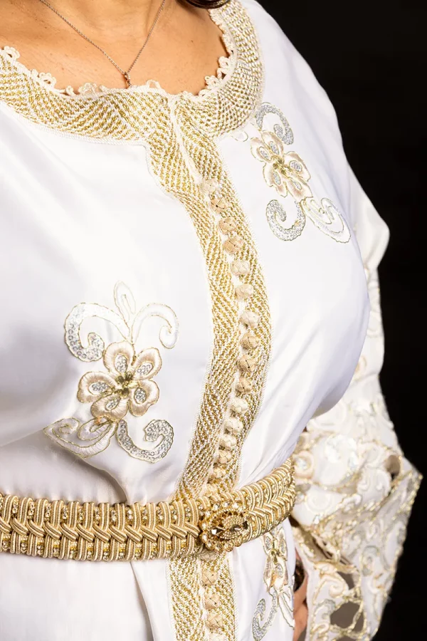 Caftan Blanc en Satin et Broderie Or - Réf : AS28