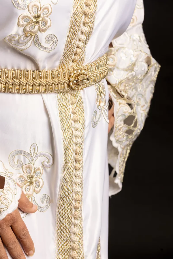 Caftan Blanc en Satin et Broderie Or - Réf : AS28