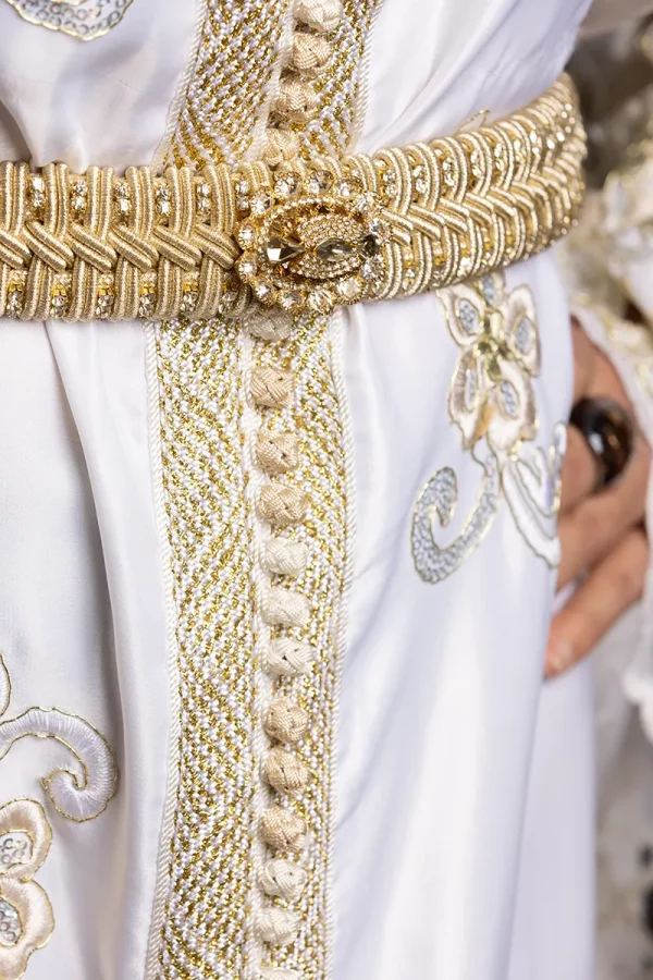 Caftan Blanc en Satin et Broderie Or - Réf : AS28