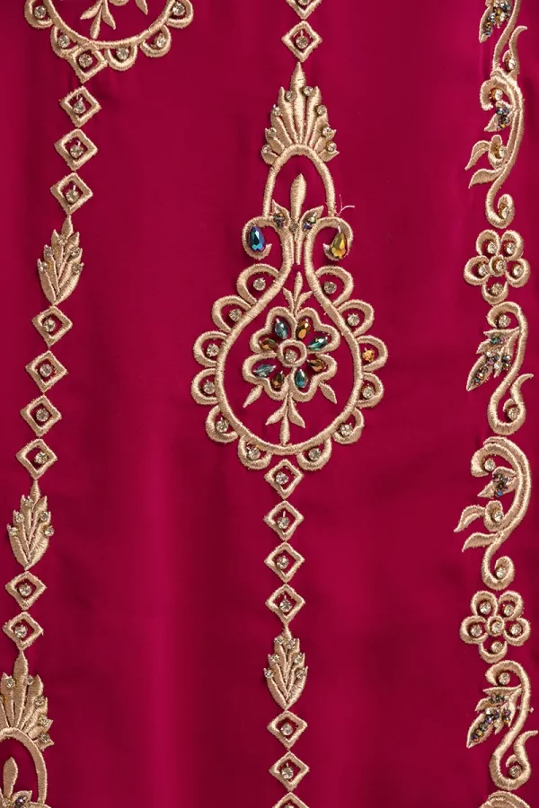 Zoom sur les détails du dos cousu de fil d'or et ornée de pierre scintillantes du Caftan Rose Perle Taille 34/38 Réf : AS30
