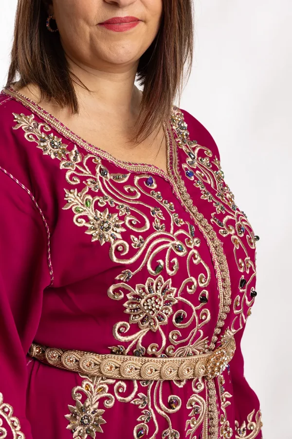 Zoom sur le buste cousu de fil d'or et ornée de pierre scintillantes du Caftan Rose Perle Taille 34/38 Réf : AS30