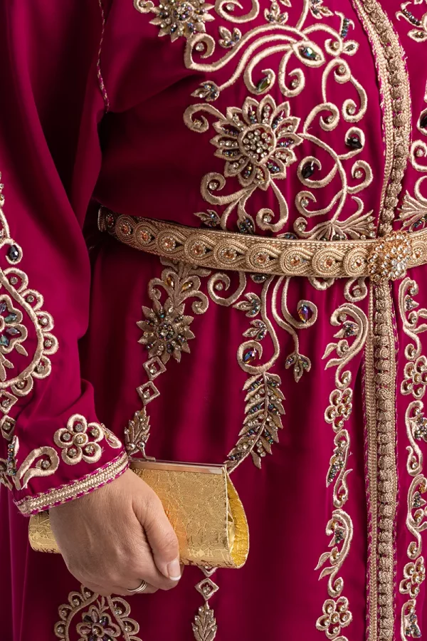 Zoom sur la ceinture en fil d'or du Caftan Rose Perle Taille 34/38 Réf : AS30