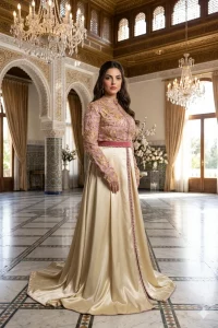 Caftan en satin champagne et broderies dorées