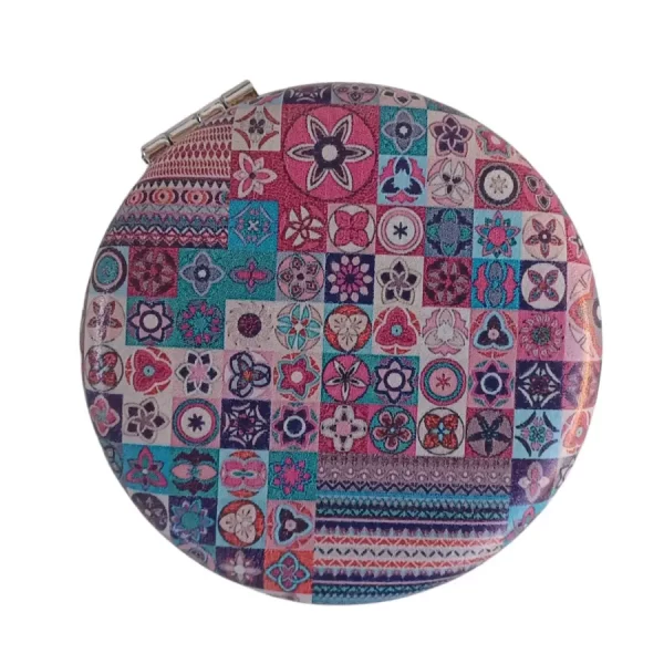 Miroir de poche, de forme Ronde, motif à petits carreaux et forme géométrique, Bombé, sans Strass. Léger défaut du fermoir qui ne se verrouille pas bien.