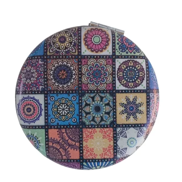 Miroir de poche, de forme Ronde, Damier de motifs floraux, Bombé, sans Strass. Léger défaut du fermoir qui ne se verrouille pas bien.