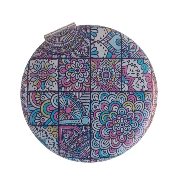 Miroir de poche, de forme Ronde, motif patchwork bleu et rose, Bombé, sans Strass. Léger défaut du fermoir qui ne se verrouille pas bien.