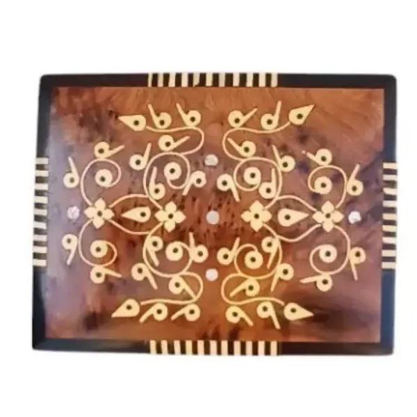 Boîte avec motifs géométriques et incrustations de nacre