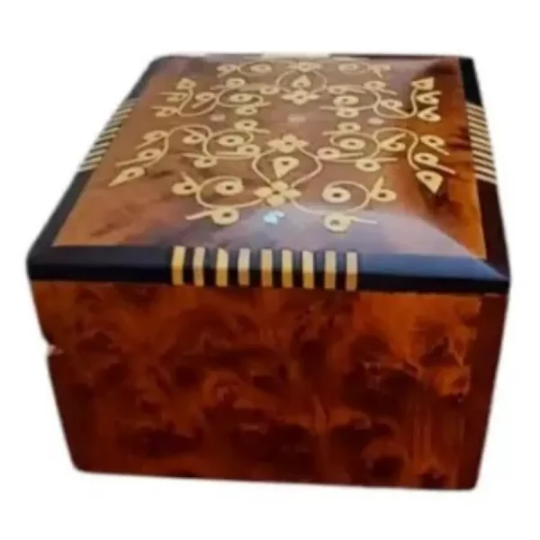 Boîte avec motifs géométriques et incrustations de nacre