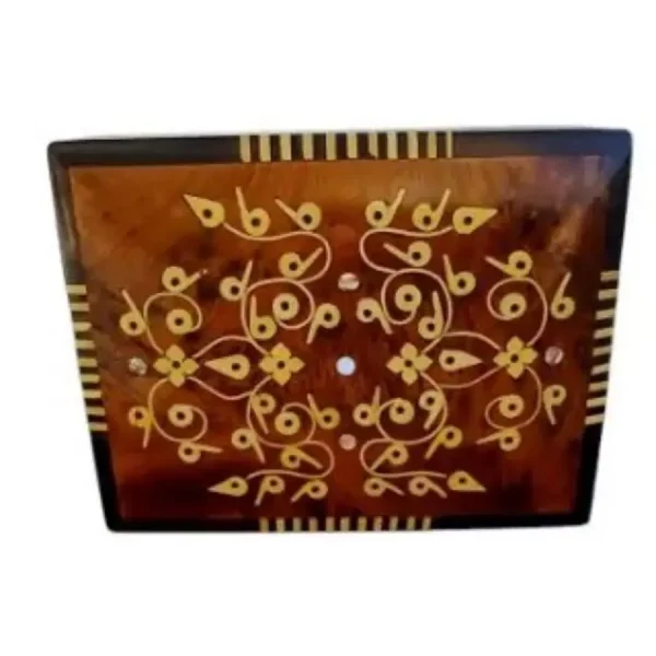 Boîte avec motifs géométriques et incrustations de nacre