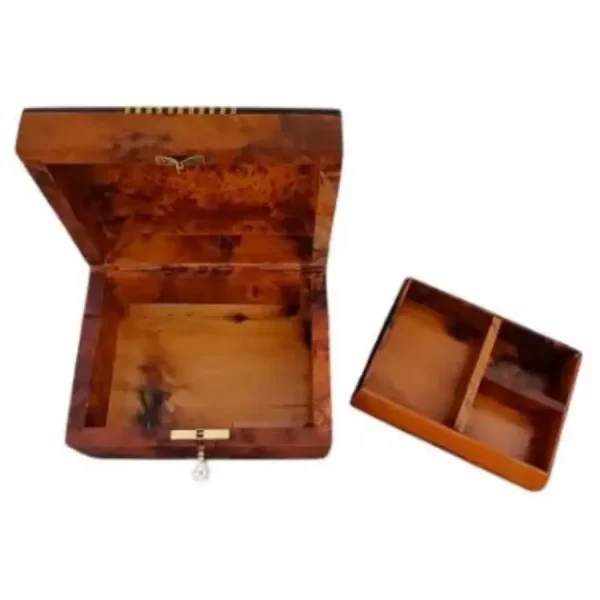 Boîte avec motifs géométriques et incrustations de nacre
