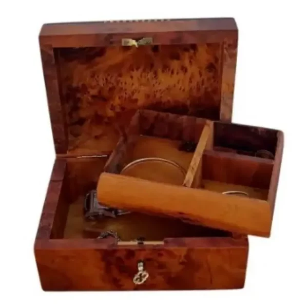 Boîte avec motifs géométriques et incrustations de nacre