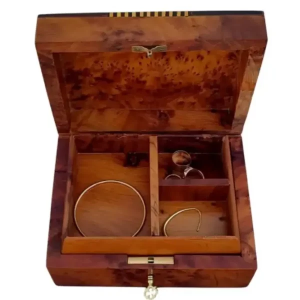 Boîte avec motifs géométriques et incrustations de nacre